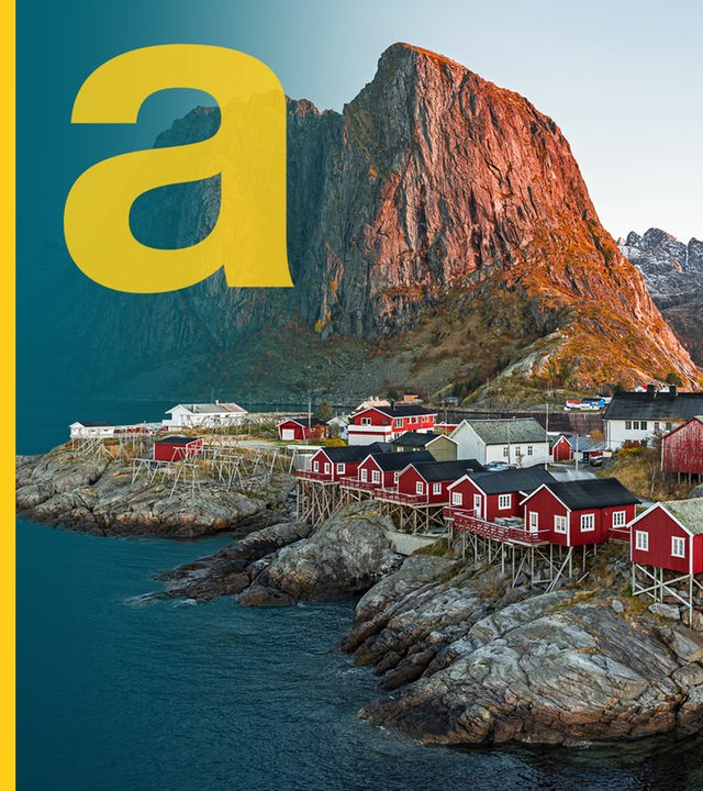 Fischerdorf Hamnoy in den Lofoten bei Morgendämmerung mit Berg-Meer-Landschaft.
