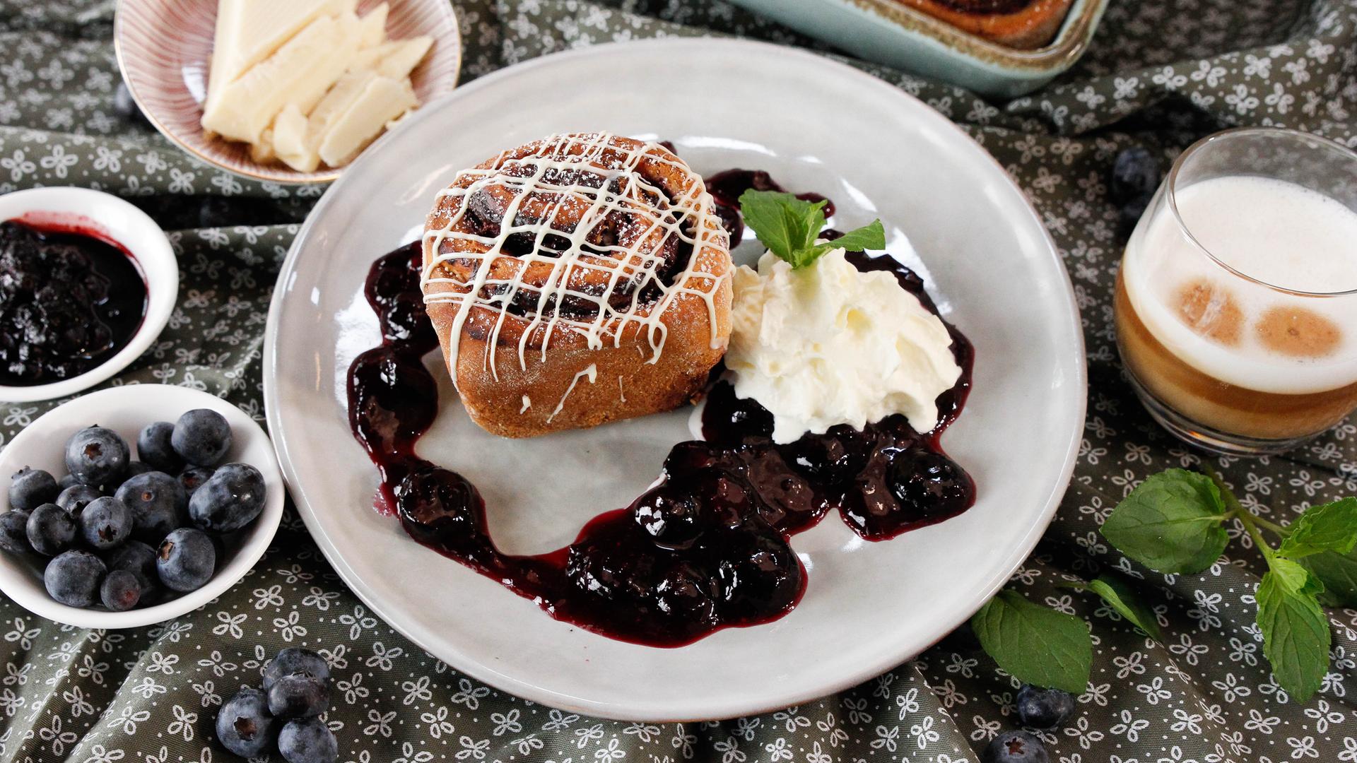 Heidelbeer-Schnecken mit weißer Schokolade