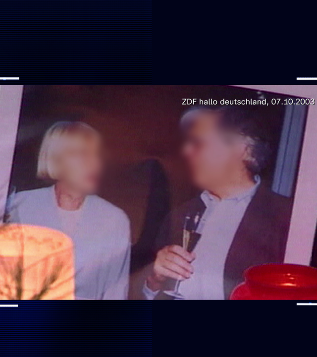 Eine Frau und ein Mann stehen sich gegenüber. Beide haben graue Haare, der Mann hat ein halb gefülltes Glas in der Hand. Die Gesichter wurden im Bild technisch verfremdet. Links daneben: Lichtschematische Darstellung eines Fingerabdrucks.