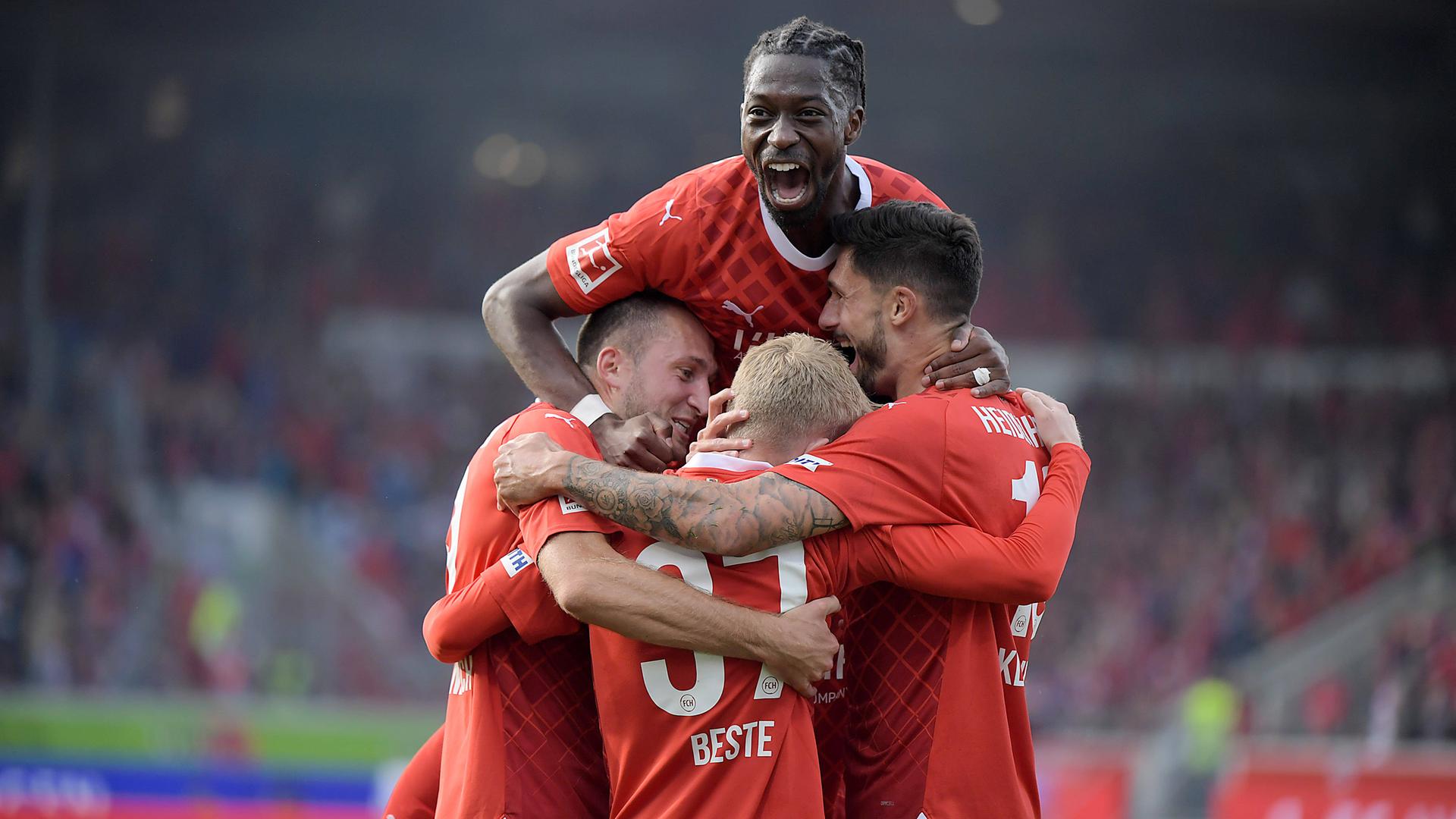 Heidenheims Jan-Niklas Beste jubelt über das Tor zum 1:0 beim Spiel gegen Union Berlin am 30.09.2023.