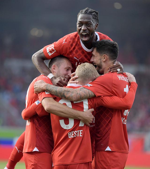 Heidenheims Jan-Niklas Beste jubelt über das Tor zum 1:0 beim Spiel gegen Union Berlin am 30.09.2023.