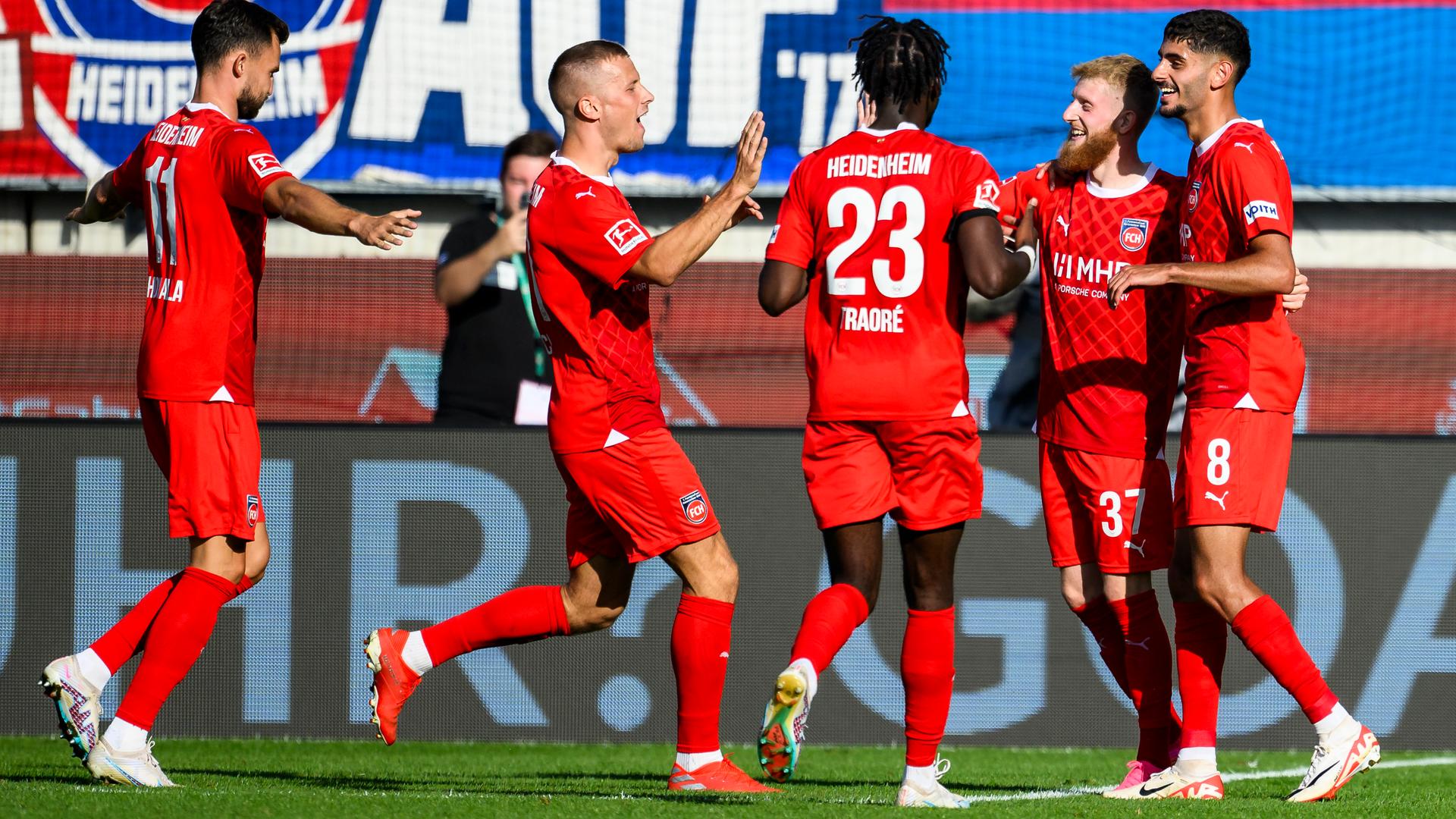 Heidenheims Jan-Niklas Beste jubelt am 17.09.2023 nach seinem Tor zum 4:2 mit der Mannschaft.