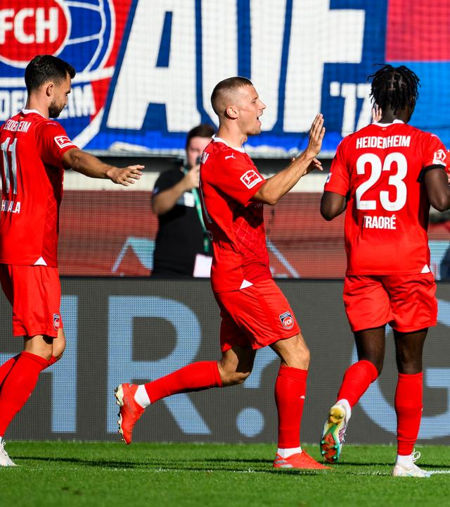 Heidenheims Jan-Niklas Beste jubelt am 17.09.2023 nach seinem Tor zum 4:2 mit der Mannschaft.