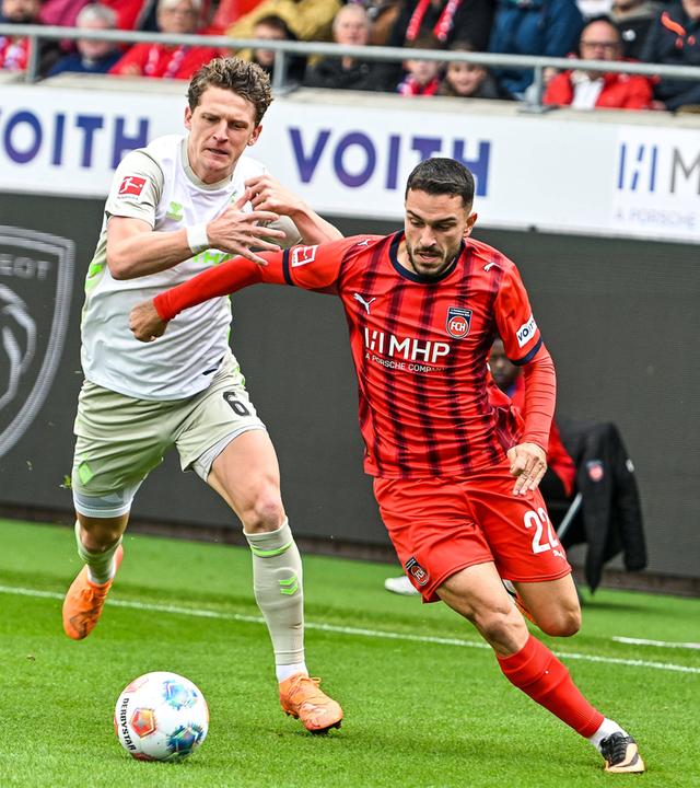 Jens Stage (Werder Bremen, 6) und Arijon Ibrahimovic (Heidenheim, 22) kämpfen. 