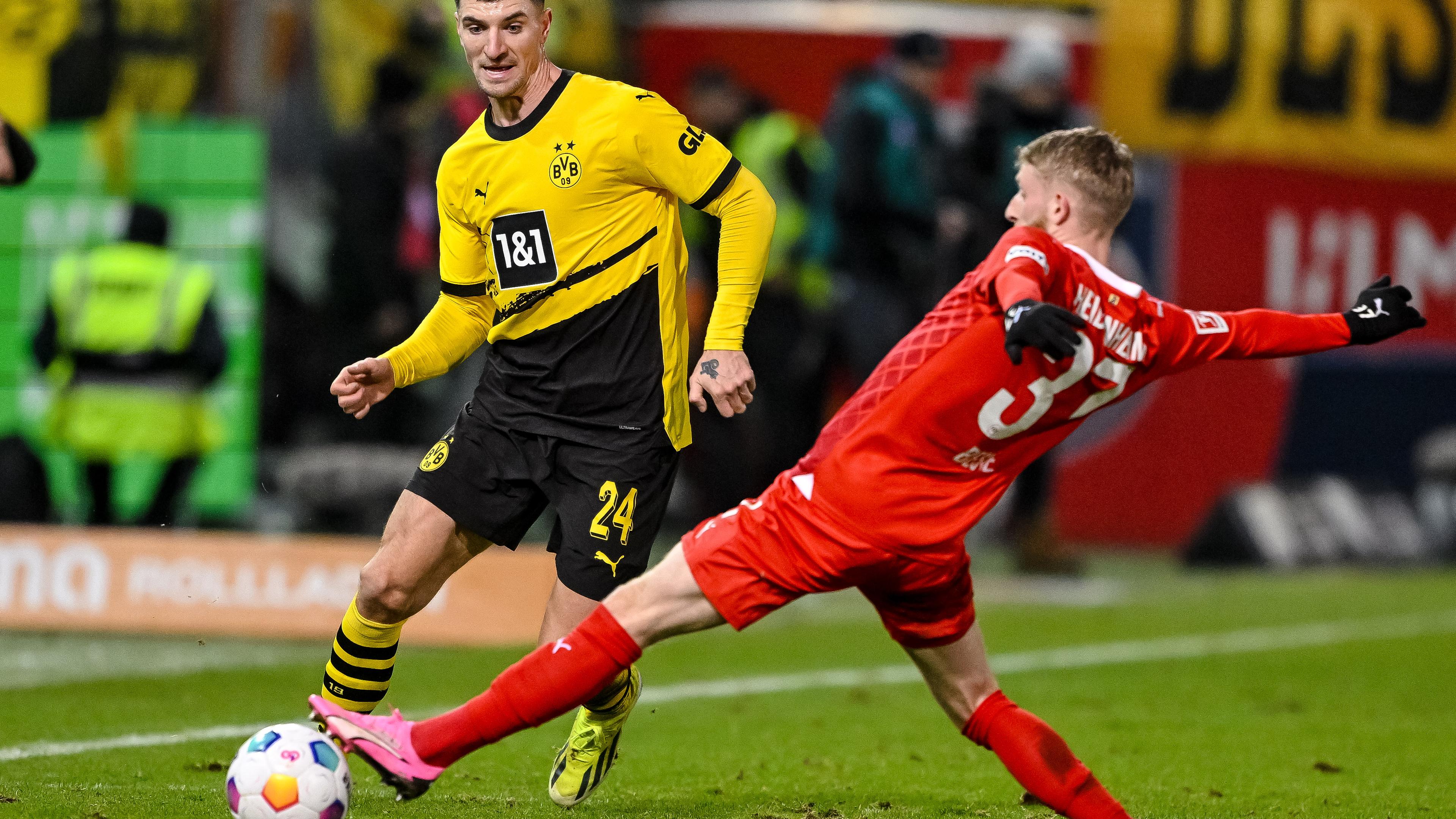 Dortmunds Thomas Meunier (links)  in Aktion gegen Heidenheims Jan-Niklas Beste (r).  