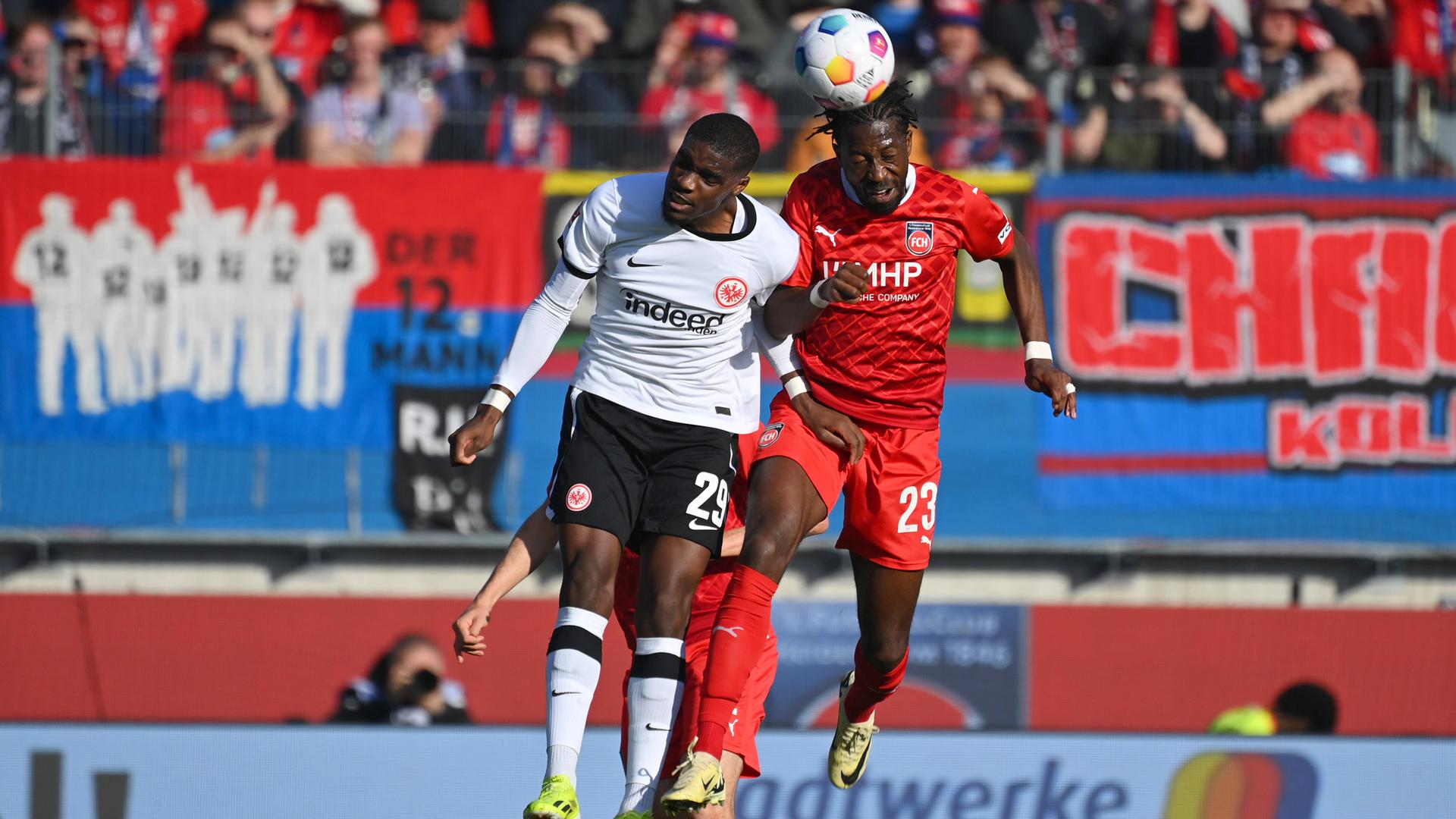 Niels Nkounkou (Eintracht Frankfurt) im Zweikampf gegen Omar Haktab Traore (1.FC Heidenheim).
