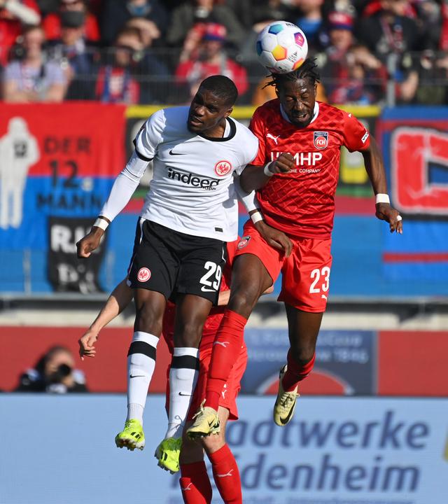 Niels Nkounkou (Eintracht Frankfurt) im Zweikampf gegen Omar Haktab Traore (1.FC Heidenheim).