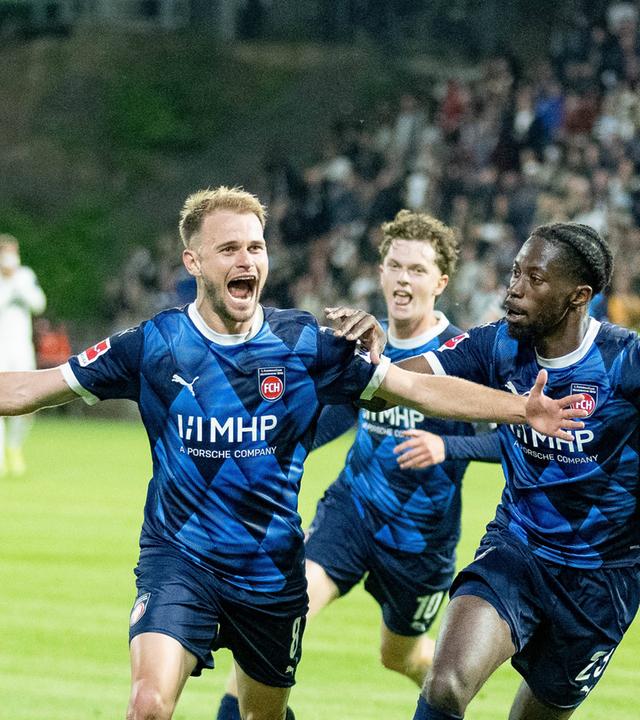 Heidenheims Spieler freuen sich über das 2:1 gegen Elversberg. Allen voran Torschütze Schienza, der sein Freude hinausschreit.