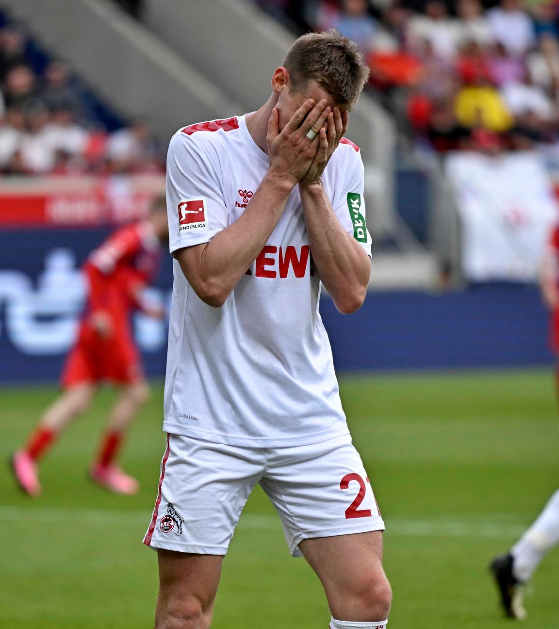 Kölns Steffen Tiggs schlägt die Hände vors Gesicht beim Spiel gegen Heidenheim am 18.05.2024.
