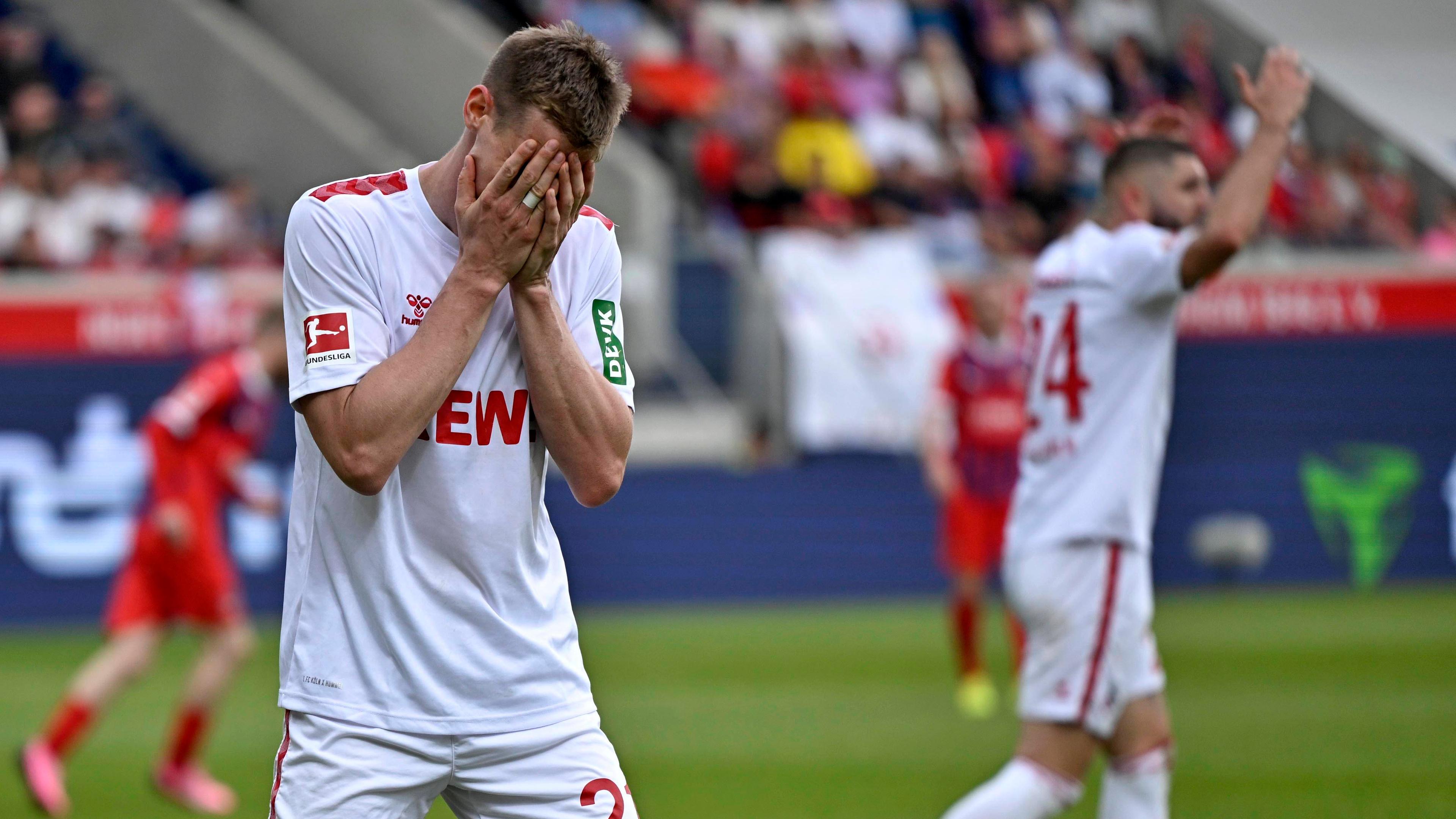 Kölns Steffen Tiggs schlägt die Hände vors Gesicht beim Spiel gegen Heidenheim am 18.05.2024.