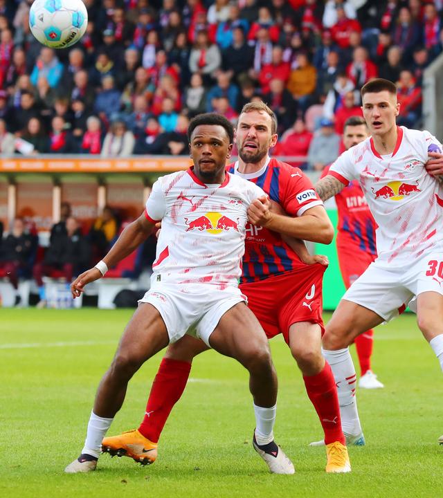 v.l.: Lois Openda (RB Leipzig) wird von Benedikt Gimber (Heidenheim) gehalten.