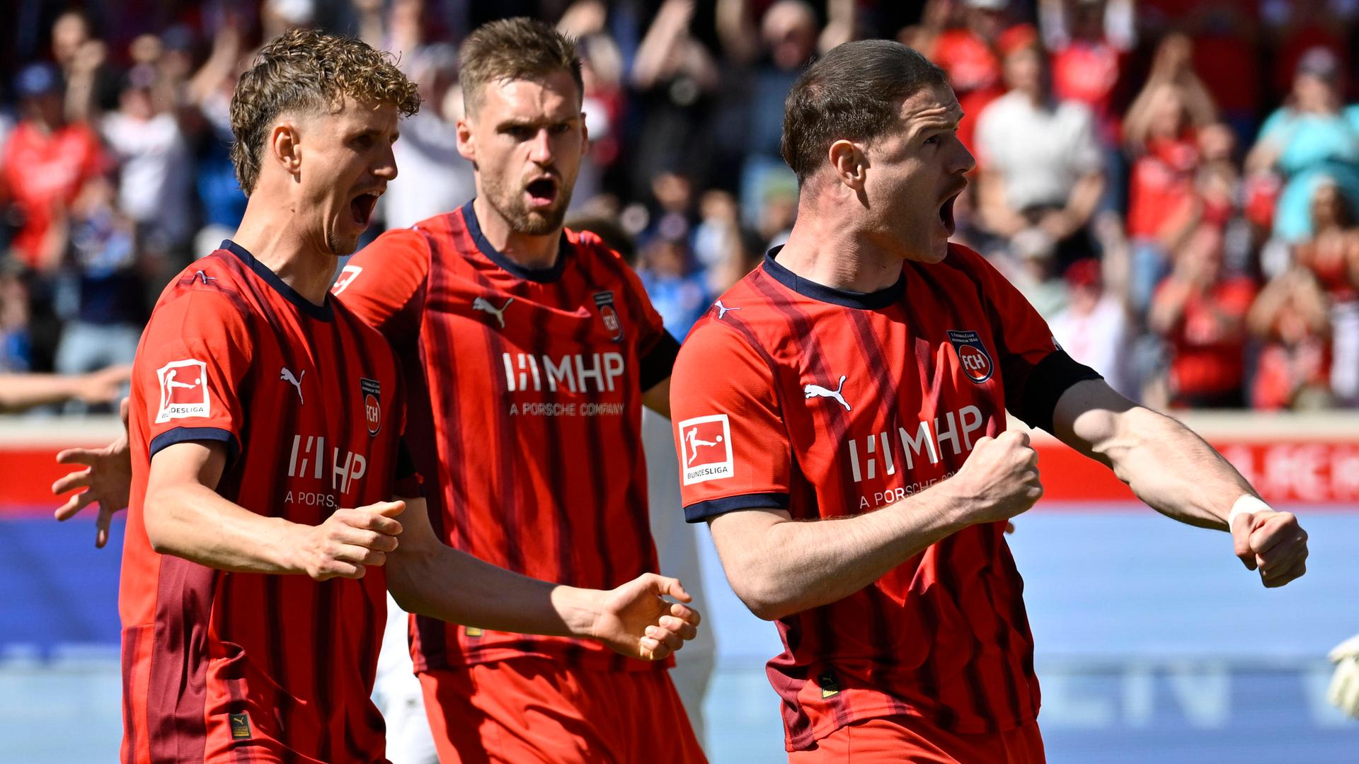 Heidenheims Stürmer Budu Zivzivadze jubelt zusammen mit seinen Teamkameraden nach dem 1:0 Führungstreffer in der Bundesligapartie gegen den FC St. Pauli