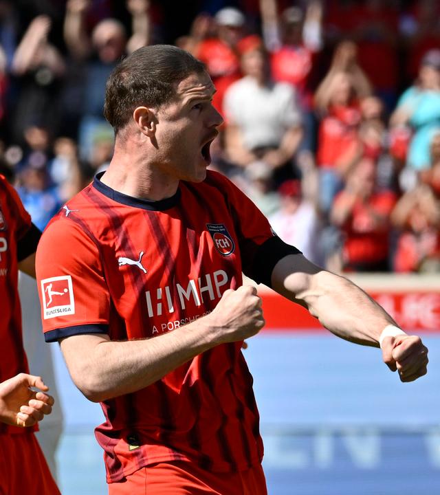 Heidenheims Stürmer Budu Zivzivadze jubelt zusammen mit seinen Teamkameraden nach dem 1:0 Führungstreffer in der Bundesligapartie gegen den FC St. Pauli