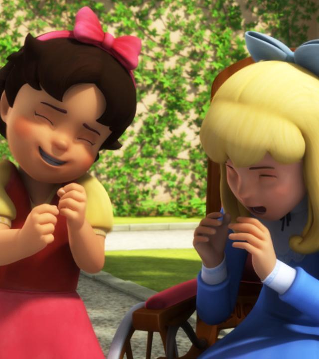 Heidi und Clara verstehen sich sofort sehr gut. Sie beide stehen lachend vor dem Kindermädchen.