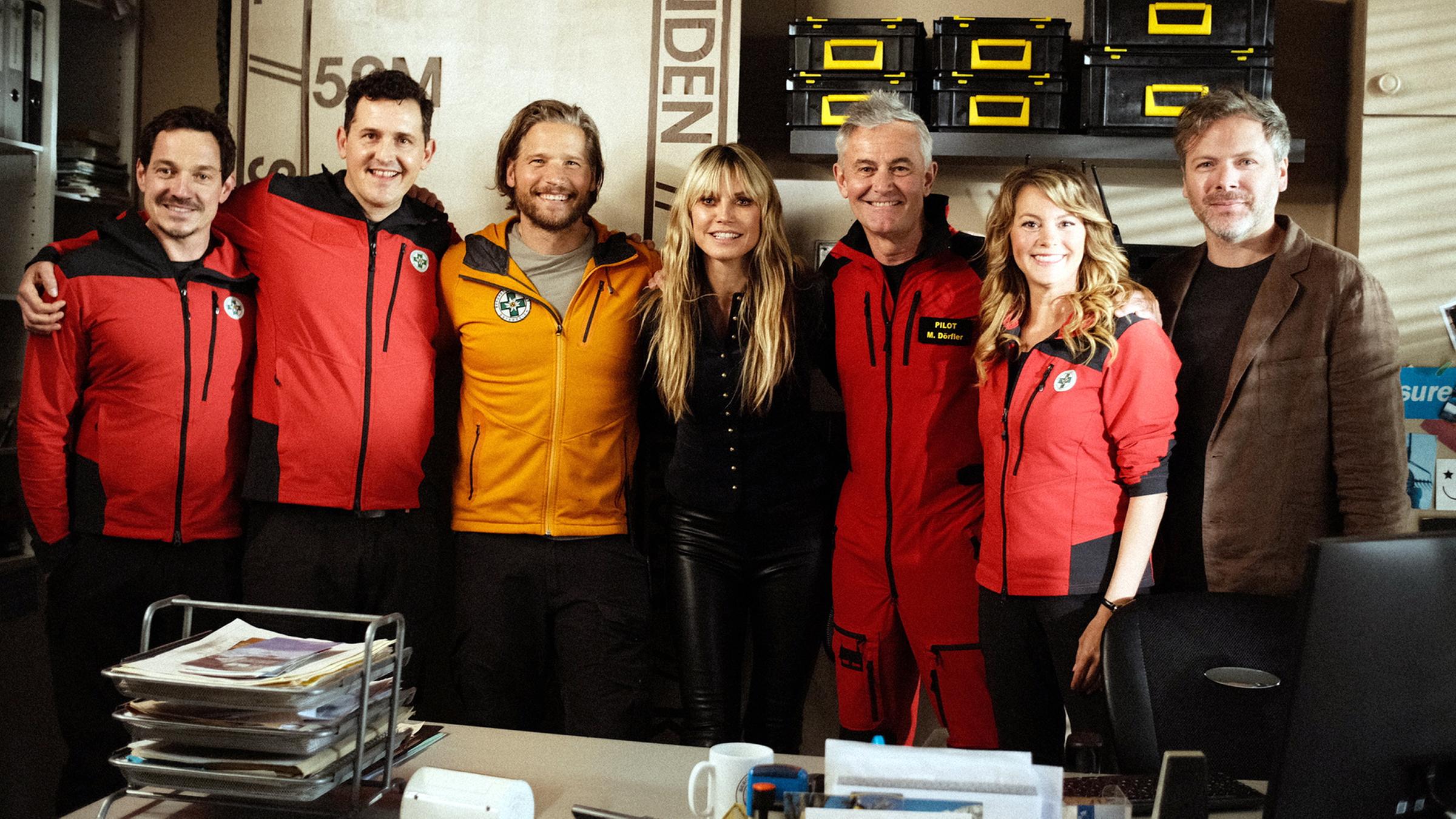 Heidi Klum mit dem Bergretter-Team.