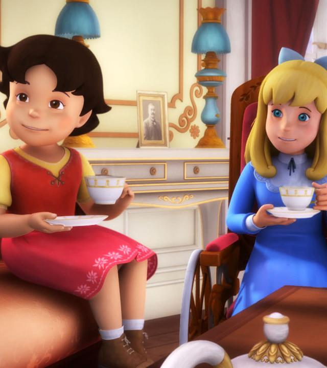 Heidi und Clara sitzen, beide eine Tasse Tee in der Hand haltend, am Tisch, Clara im Rollstuhl.