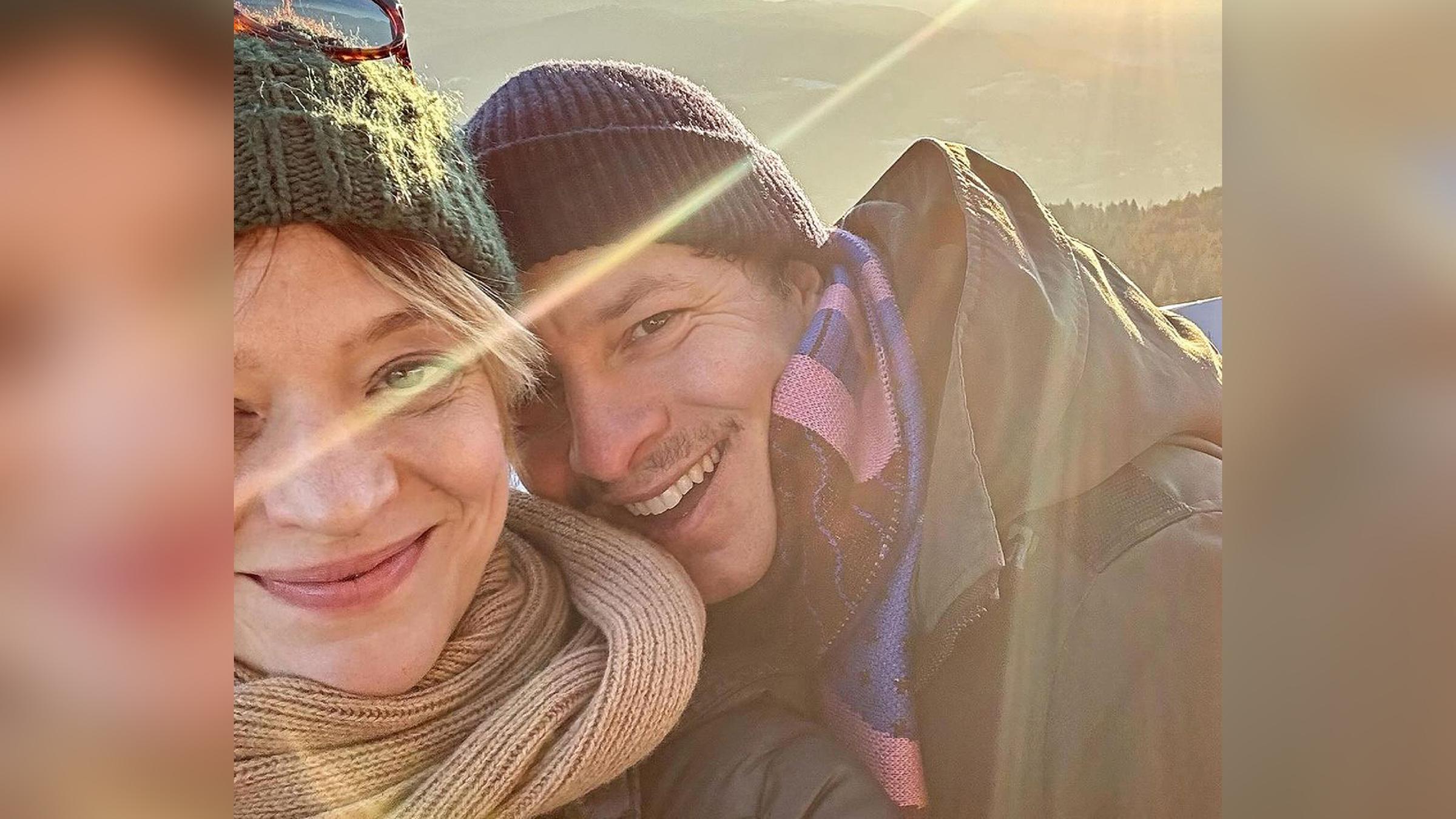 Urlaubs-Selfie von Heike Makatsch mit ihrem Freund Trystan Pütter