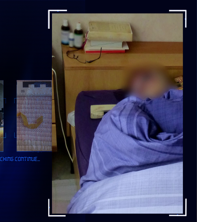 Leiche einer Frau liegt in einem Bett. Auf dem Bettkasten stehen Medikament-Flaschen. Davor liegt eine Brille, daneben liegen Bücher. Das Gesicht/die Leiche wurde technisch verfremdet. Links daneben: Lichtschematische Darstellung eines Fingerabdrucks