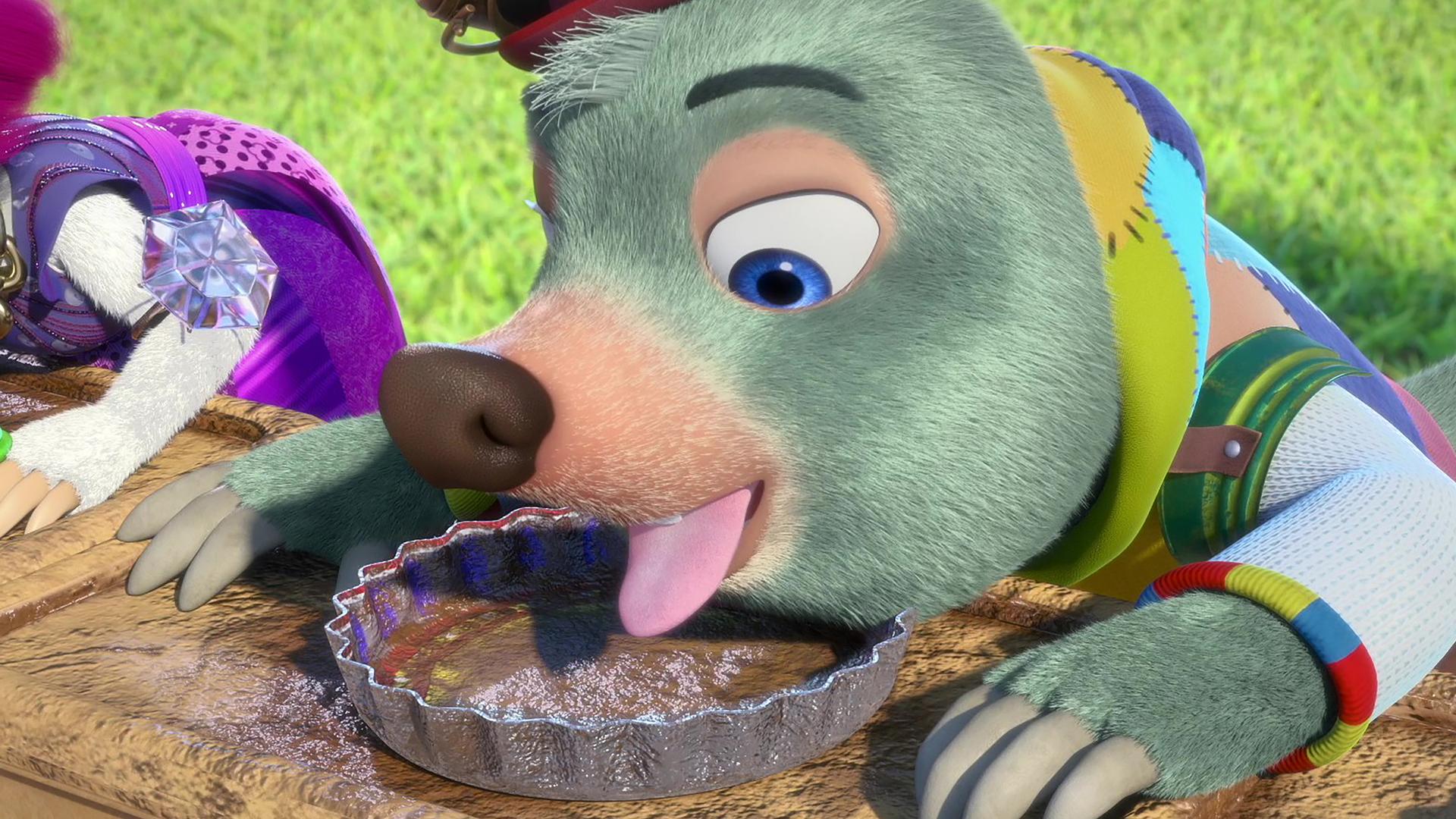 Moley sitzt an einem Tisch mit weiteren Maulwürfen. Vor ihm steht ein fast leerer Teller, über den er sich mit ausgestreckter Zunge beugt.