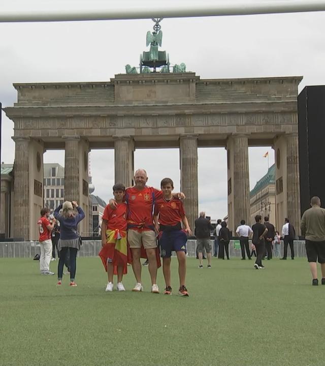 Fans vor Brandenburger Tor
