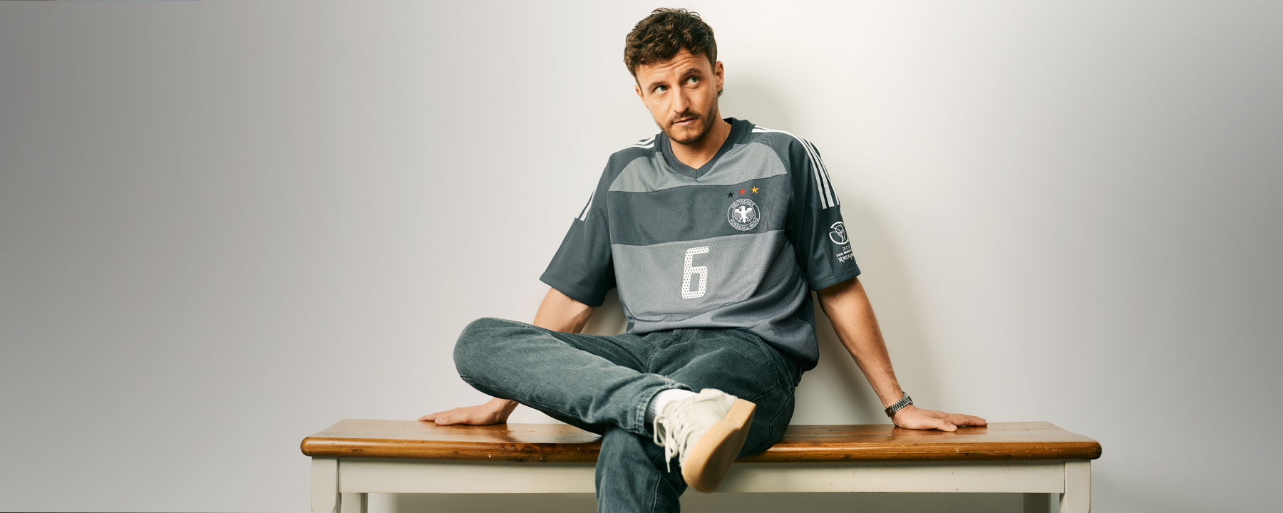 Tommi Schmitt beim Fotoshooting für die ZDF-Fußballdoku "Heimvorteil - Mit Tommi Schmitt"