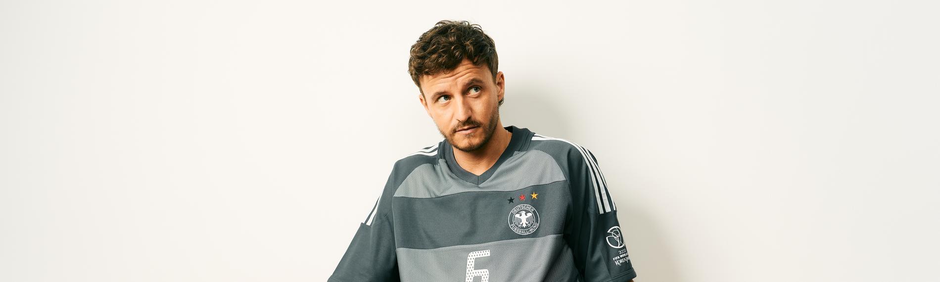 Tommi Schmitt beim Fotoshooting für die ZDF-Fußballdoku "Heimvorteil - Mit Tommi Schmitt"