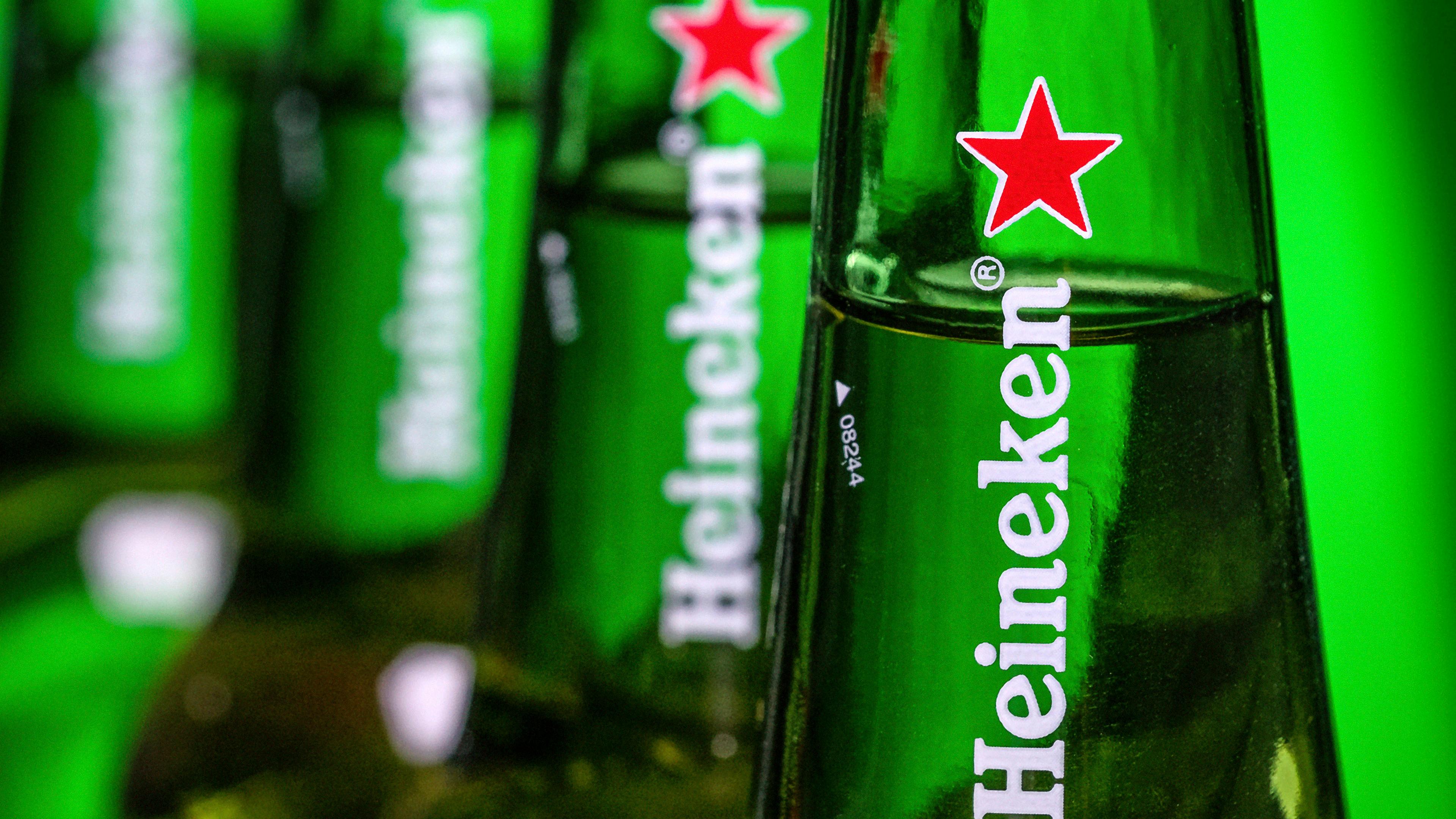 Flaschen mit Heineken-Bier