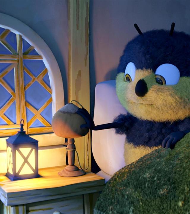 Heini liegt in seinem Bett. Seine rechte Hand liegt schützend auf seinem Fang-den-Ball-Spiel, das neben einer Lampe auf seinem Nachttisch steht.