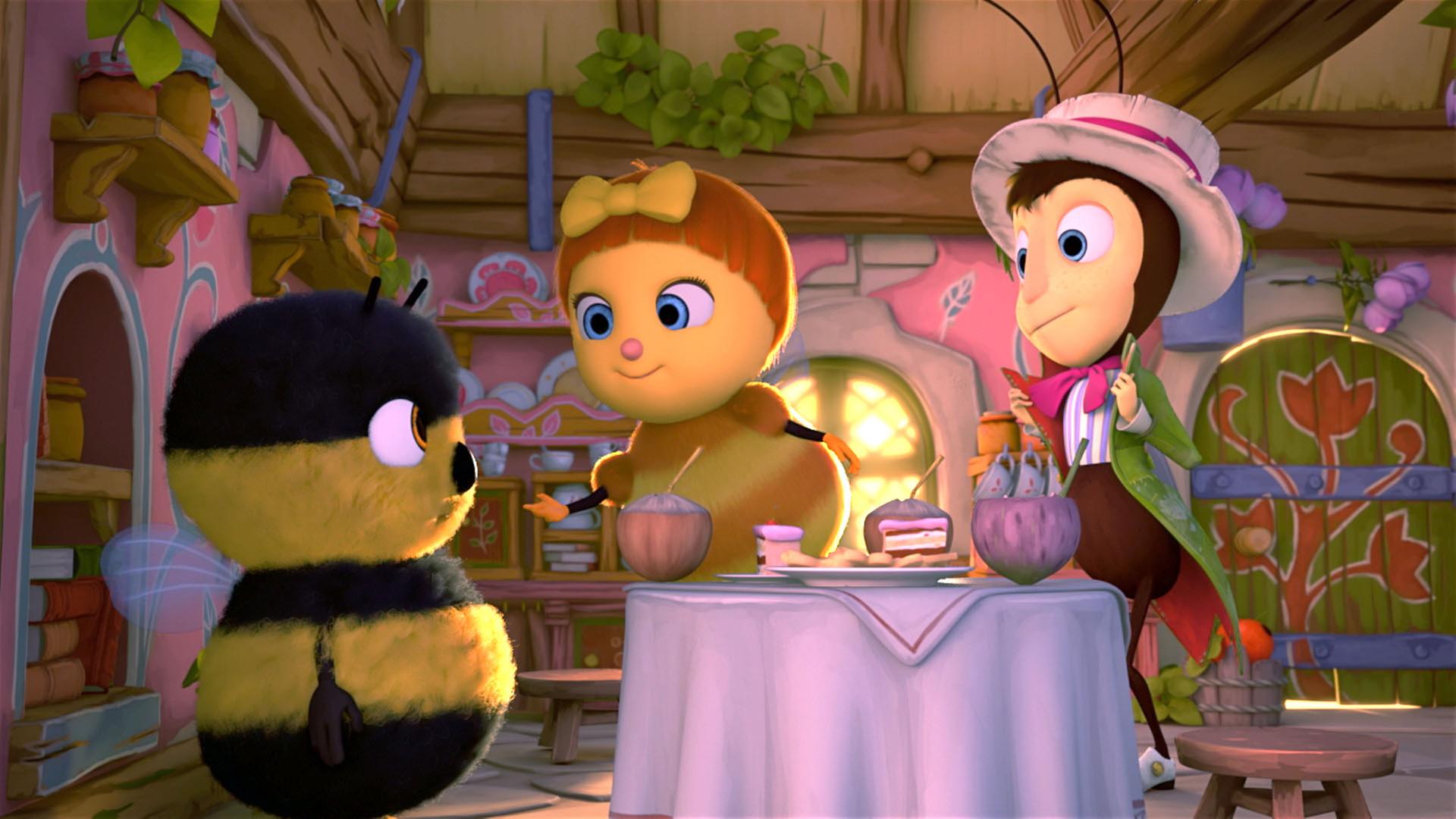 Grille Gregor (rechts) und Biene Josefine (Mitte) stehen an einem Tisch. Josefine hält Hummel Heini (links) ihre ausgestreckte Hand hin.