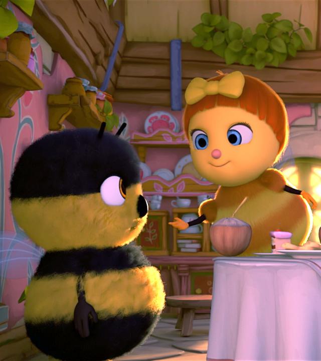 Grille Gregor (rechts) und Biene Josefine (Mitte) stehen an einem Tisch. Josefine hält Hummel Heini (links) ihre ausgestreckte Hand hin.