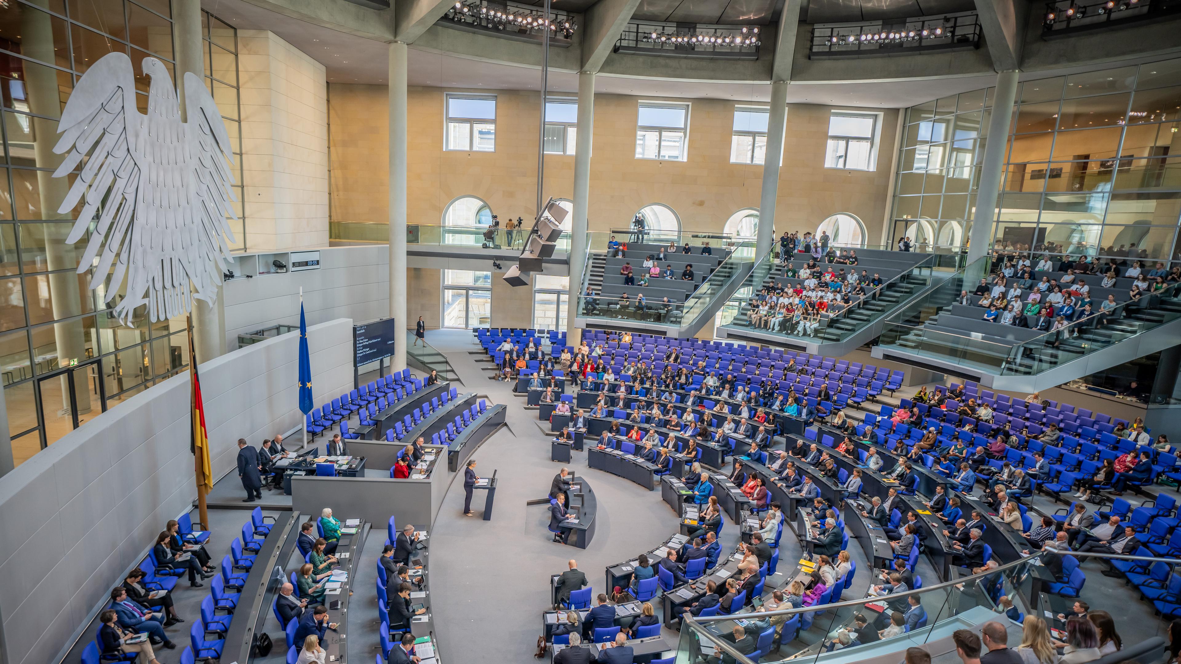 Berlin: Blick in den Plenarsaal im Bundestag.