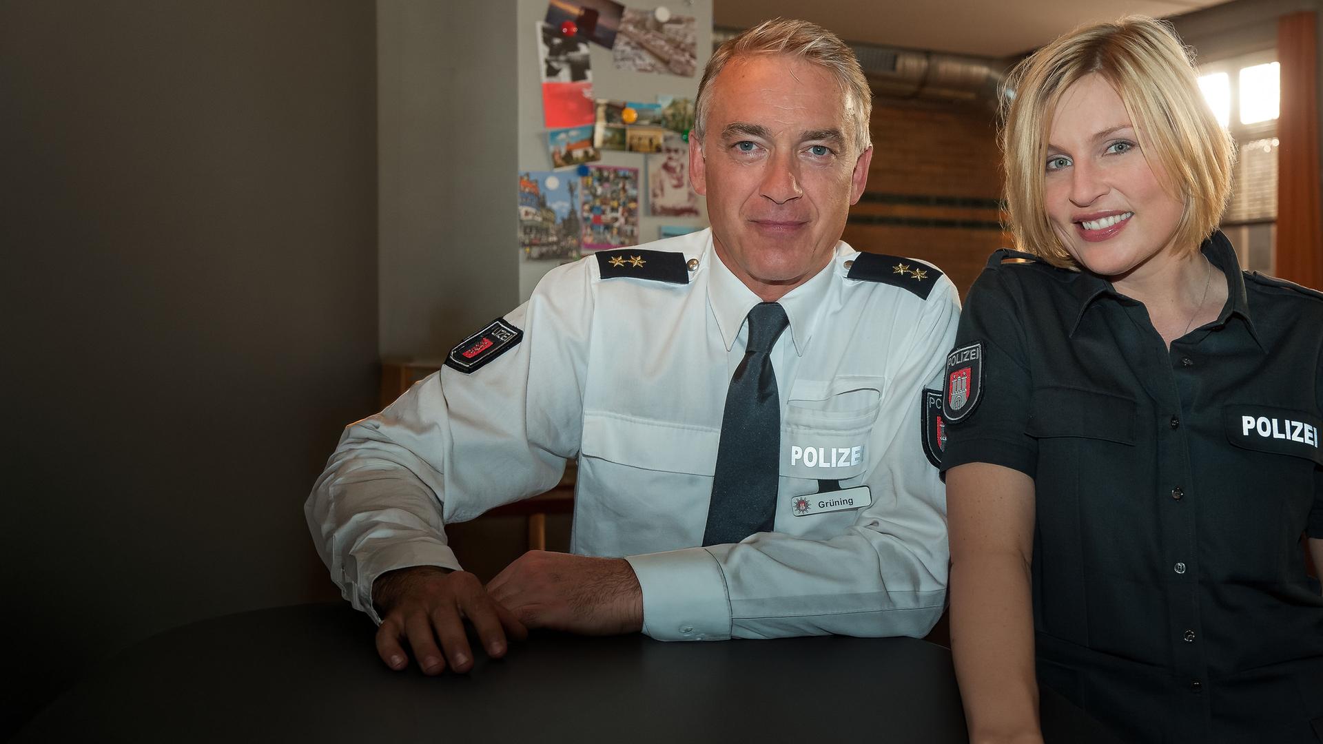 "Notruf Hafenkante - Held des Tages": Der neue Revierleiter Mark Grüning (Christoph M. Ohrt) und Melanie (Sanna Englund) in Nahaufnahme.