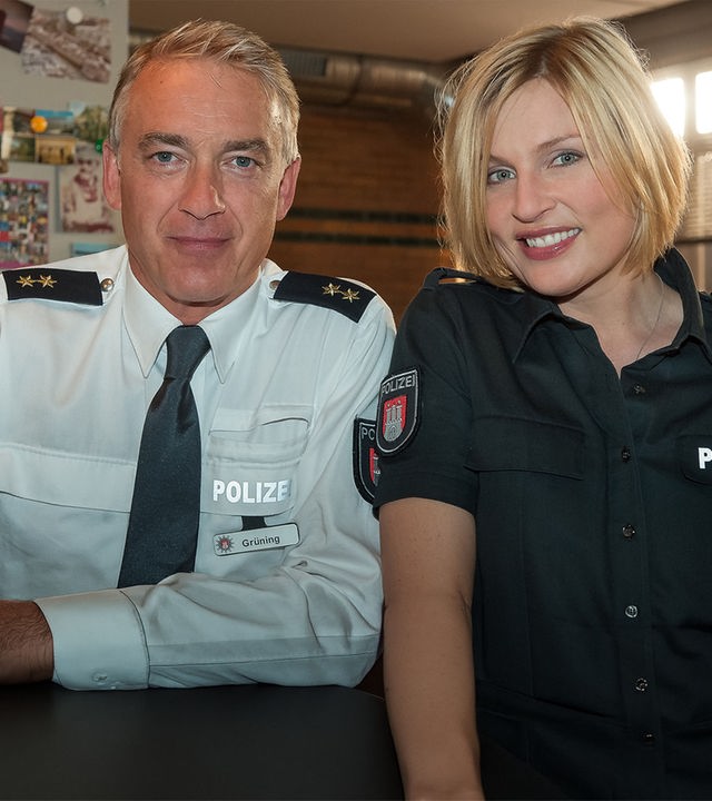 "Notruf Hafenkante - Held des Tages": Der neue Revierleiter Mark Grüning (Christoph M. Ohrt) und Melanie (Sanna Englund) in Nahaufnahme.