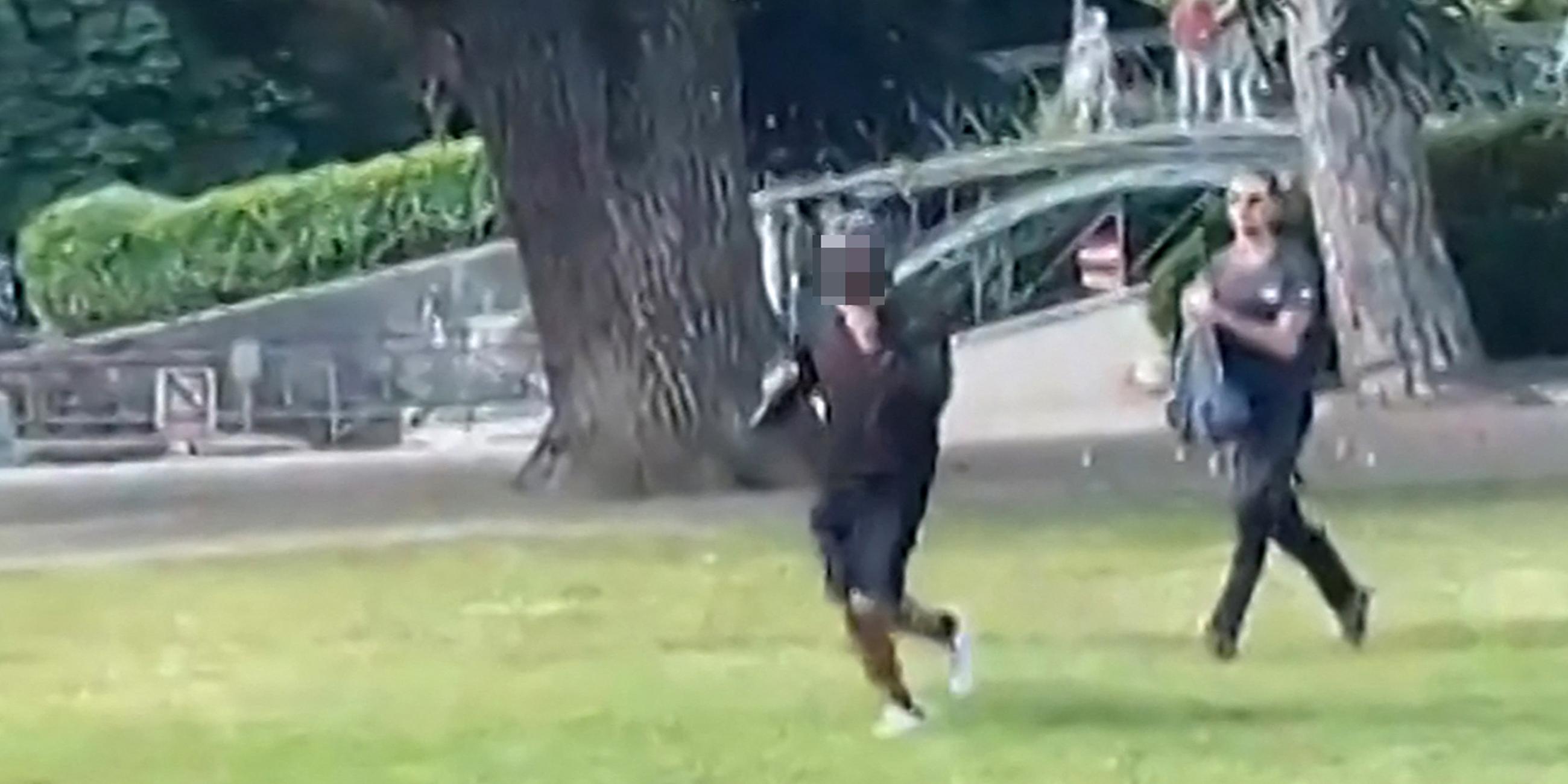 Ein Screenshot aus einem Video, das AFPTV am 8. Juni 2023 erhalten hat, zeigt einen mit einem Messer bewaffneten Mann, der wegläuft