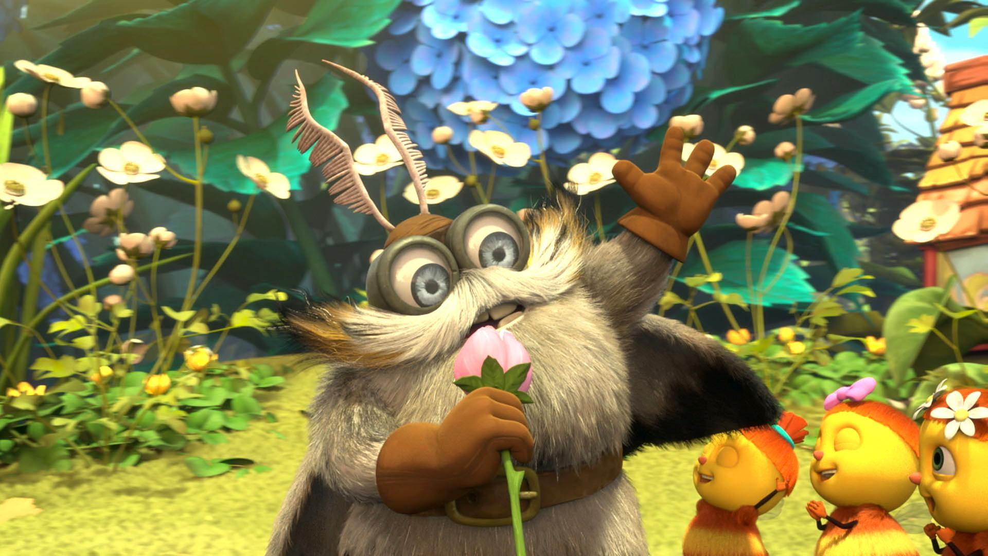 Senior Silbermotte (links) hält in der rechten Hand eine rosane Blüte, die er als Mikrofon benutzt. Die linke Hand streckt er in die Luft. Rechts neben ihm stehen drei kleine Bienenkinder und hören seiner Geschichte zu.