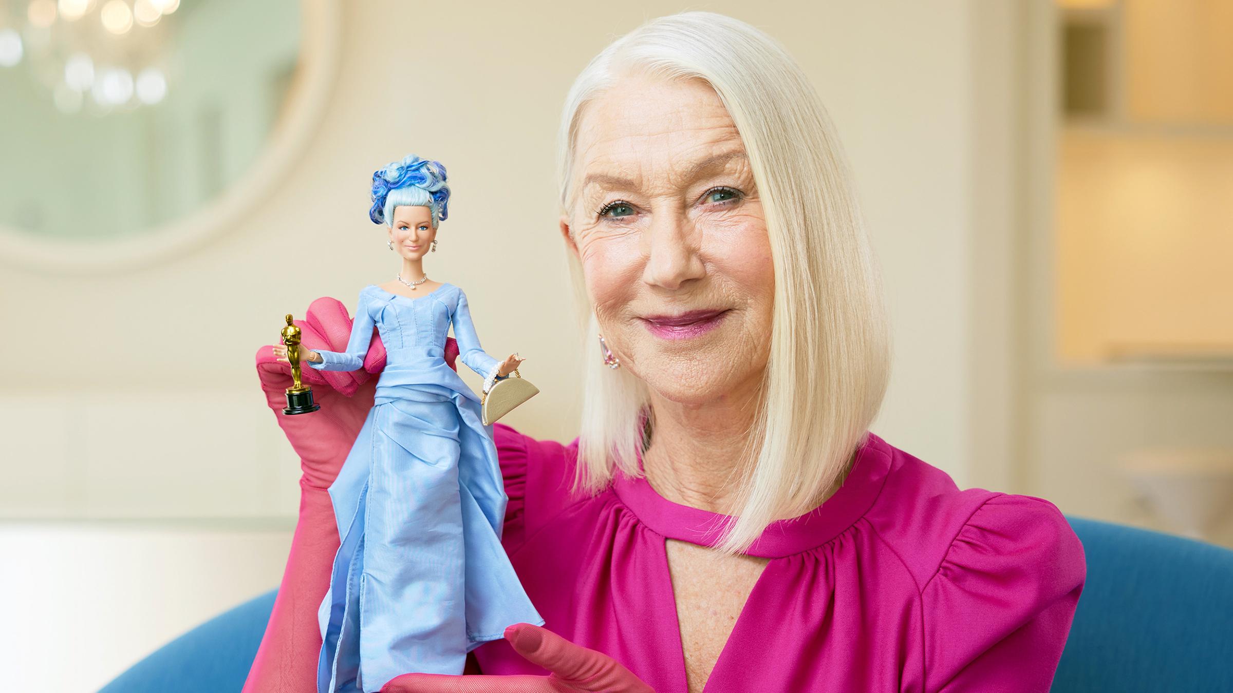 Helen Mirren mit ihrer Barbie