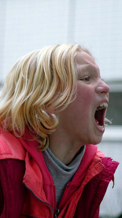 Helena Zengel als Benni im Film "Systemsprenger" steht schreiend in einem Hof