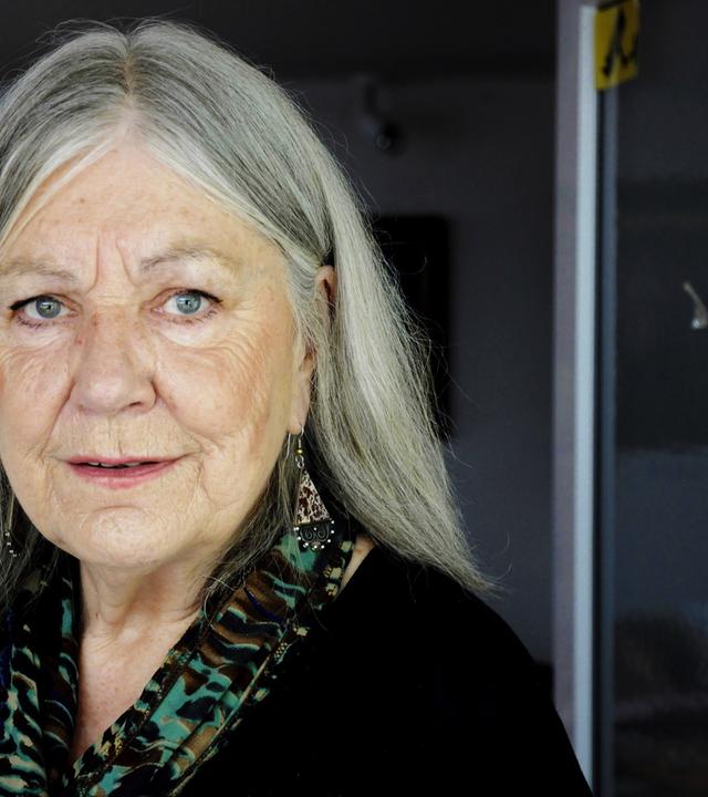 Das Porträtfoto der Schriststellerin Helga Schubert zeigt eine ältere Frau mit langen grauen Haaren.