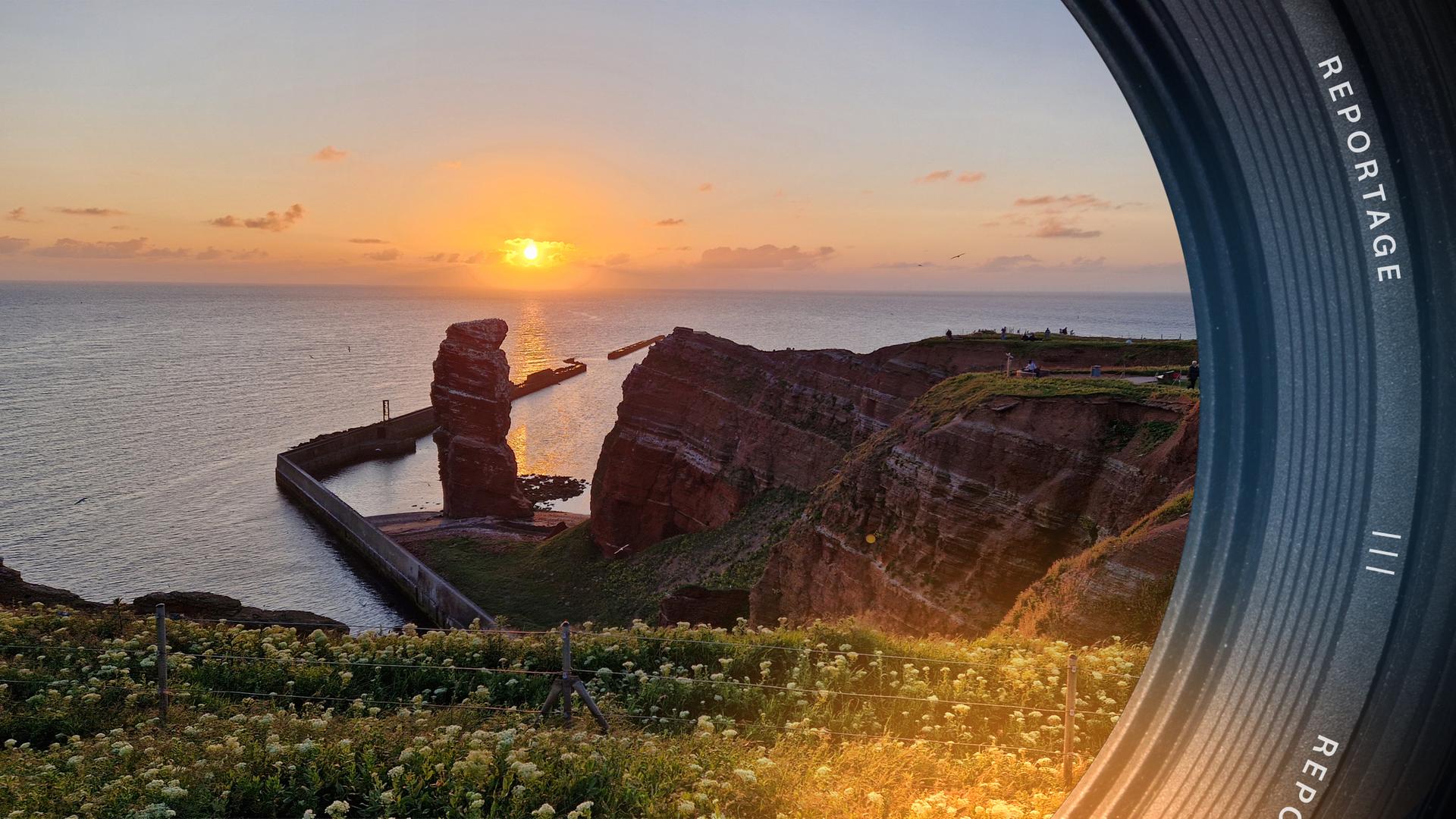Panoramaaufnahme: Der Felsen 'Lange Anna' liegt auf Hegoland in der untergehenden Abendsonne.