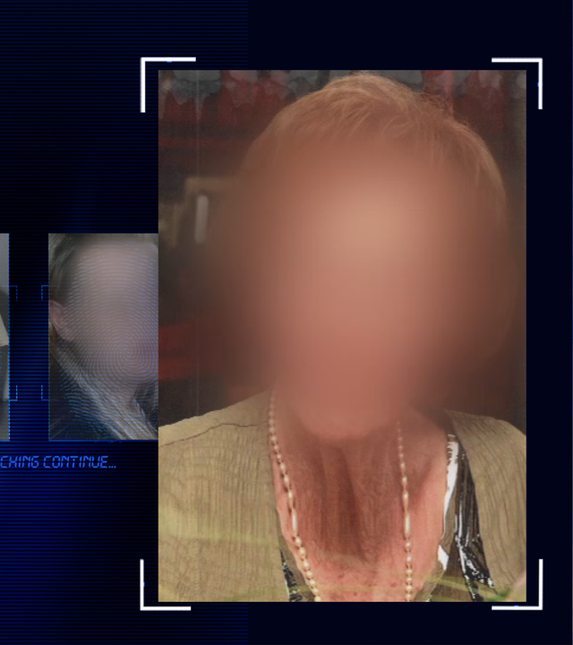 Portrait einer Frau (87 Jahre). Sie hat rote Haare, trägt eine Perlenkette, eine beige Jacke, eine gemusterte dunkle Bluse. Das Gesicht wurde technisch verfremdet. links daneben: Lichtschematische Darstellung eines Fingerabdrucks.