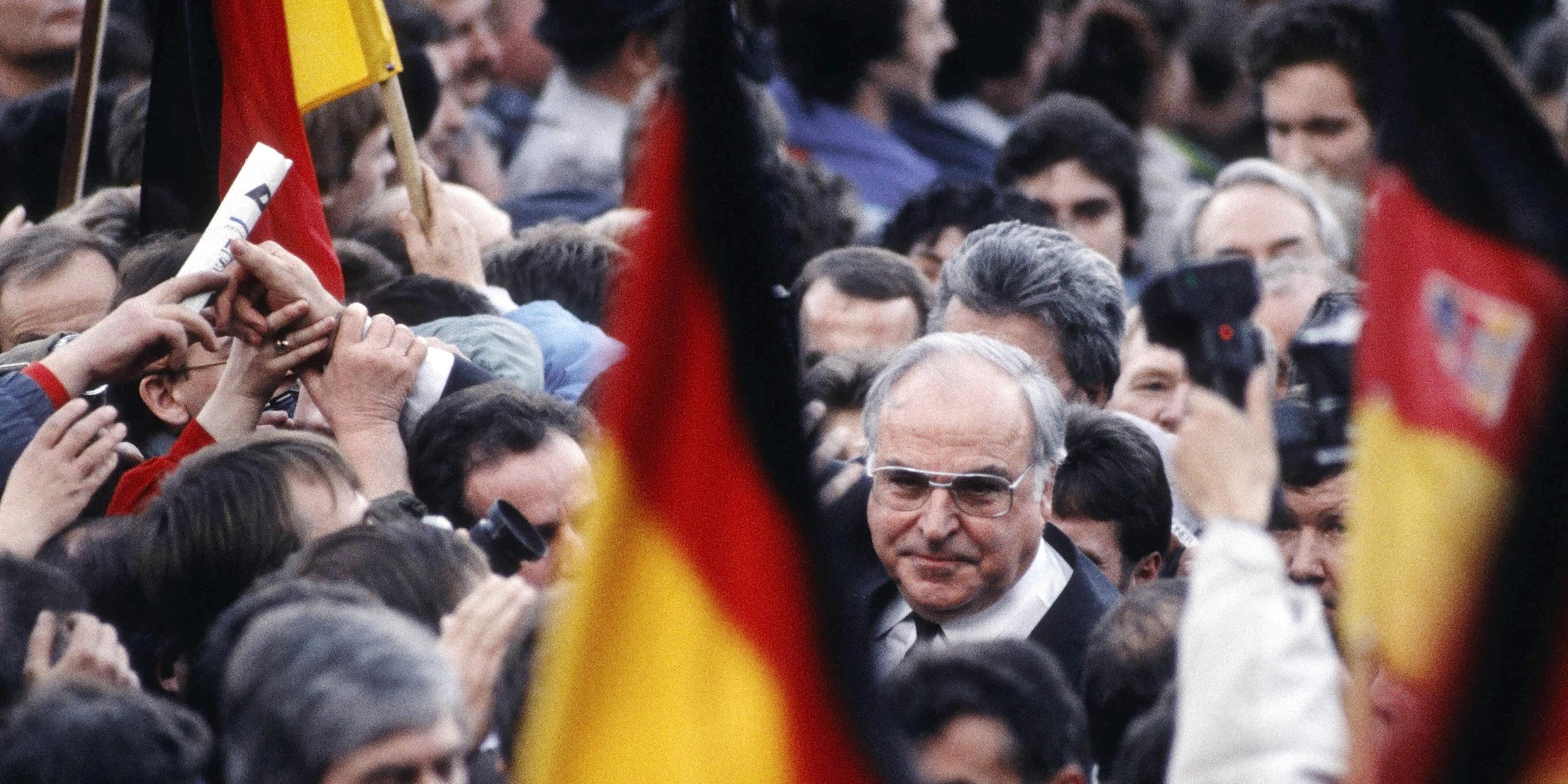 Bundeskanzler Helmut Kohl wird bei einer Wahlkampfveranstaltung zu den Volkskammerwahlen 1990 in Erfurt in der DDR gefeiert
