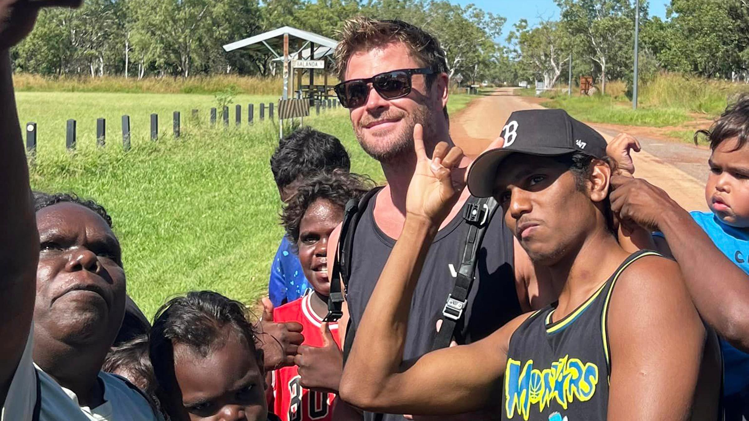 Schauspieler Chris Hemsworth mit australischen Schülern auf einem Selfie.