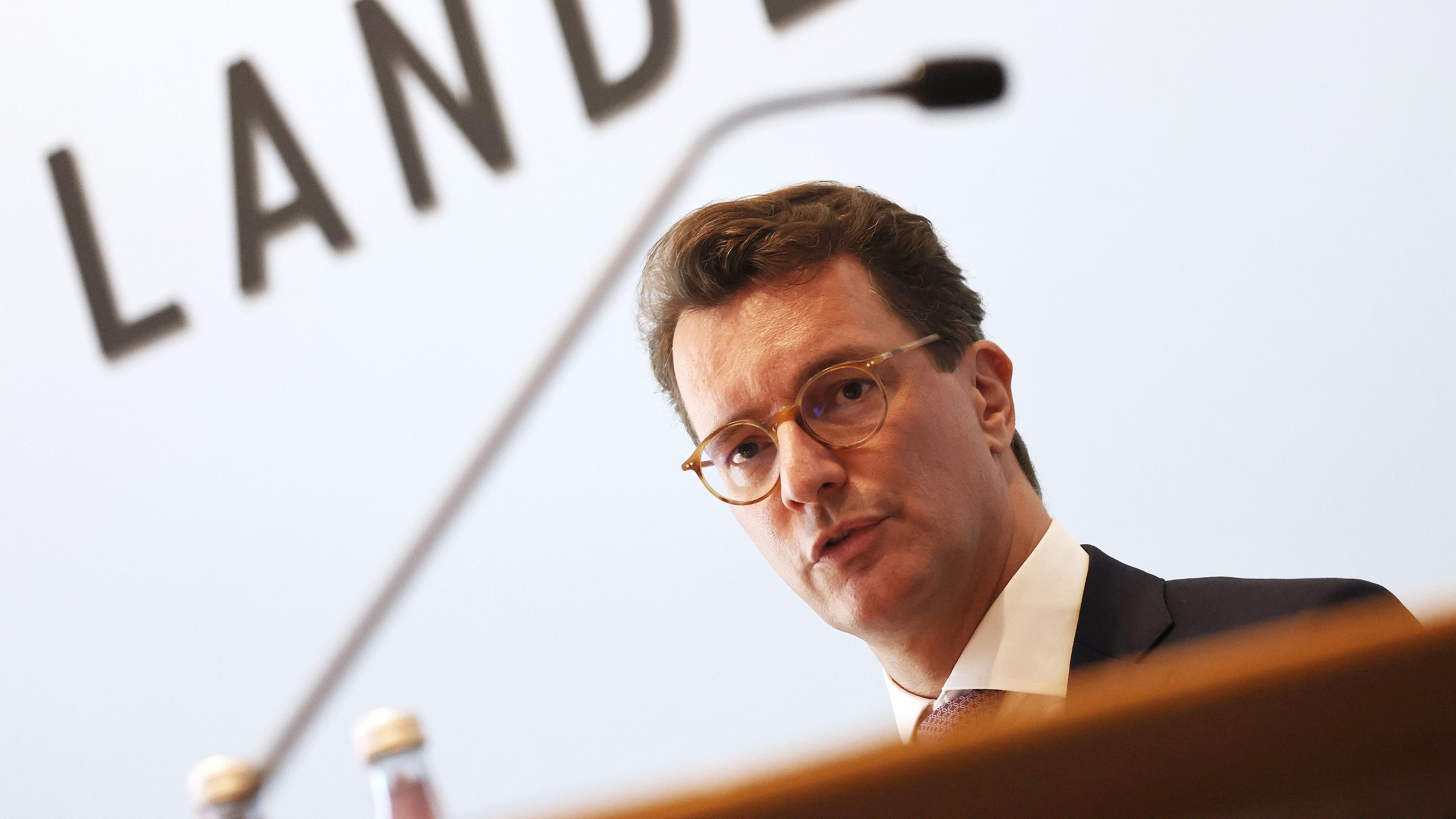 Der Ministerpräsident Nordrhein-Westfalens, Hendrik Wüst, während einer Pressekonferenz in Düsseldorf.