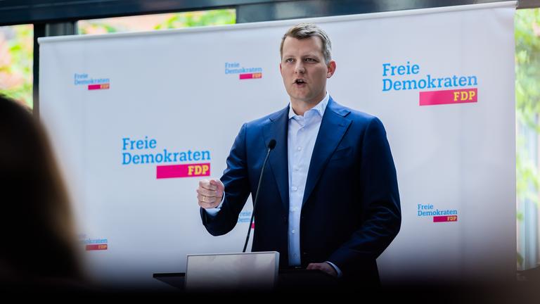10.05.2026, Berlin: Henning Höne, Kandidat für den FDP-Bundesvorsitz, spricht bei einer Kandidatenvorstellungsrunde im Vorfeld des FDP-Bundesparteitages im Hans-Dietrich-Genscher-Haus.