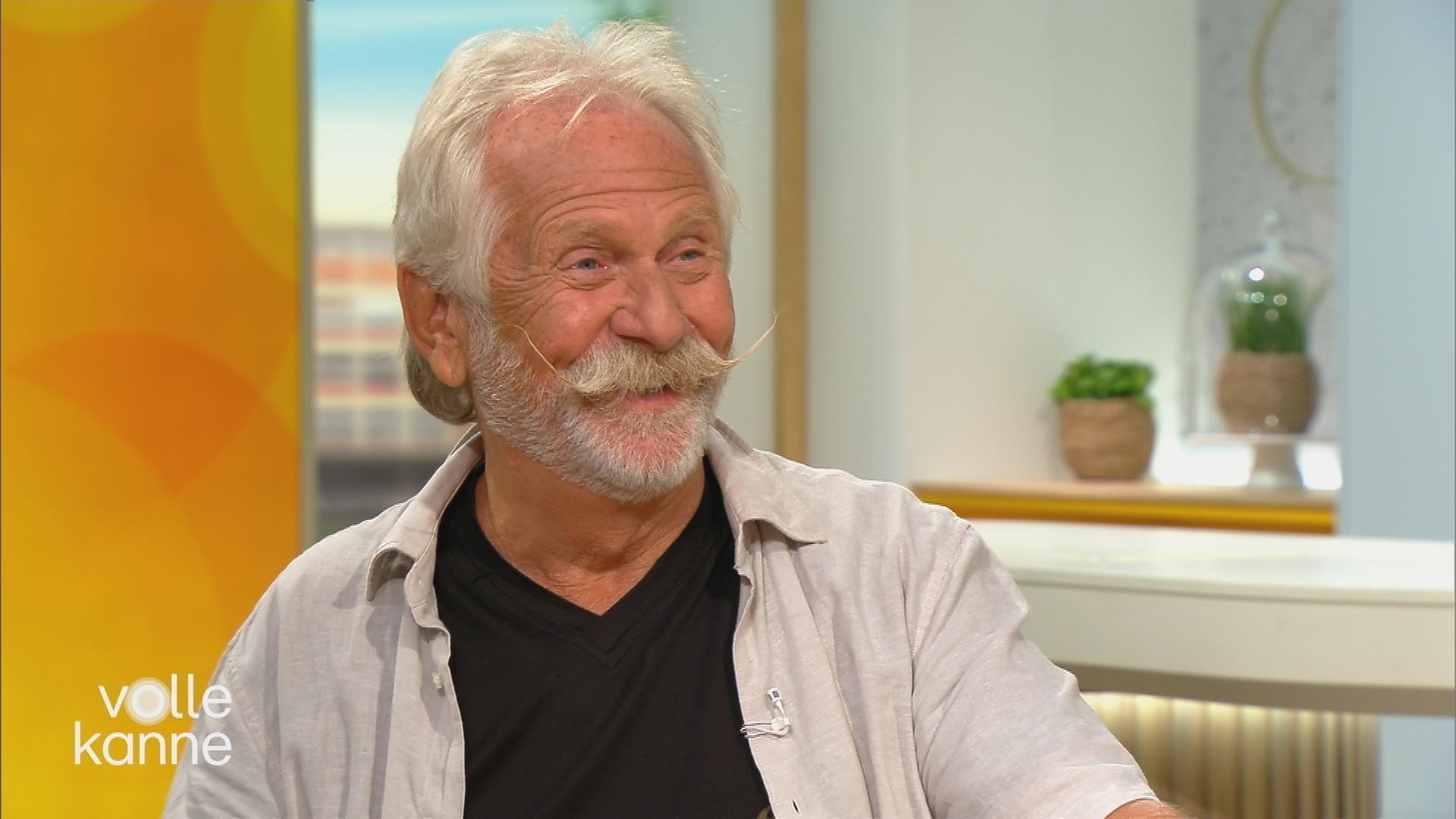 Das Bild zeigt Musiker und Schauspieler Henning Krautmacher am "Volle Kanne"-Frühstückstisch.