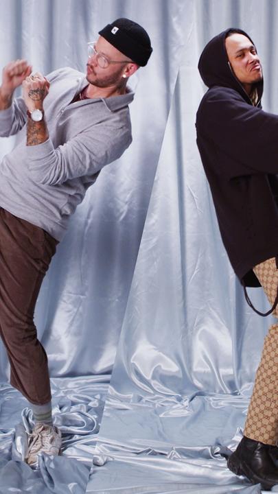 "BOYS": Collage von vier jungen Männern, die in einem mit silberfarbenem Stoff ausgekleideten Raum tanzen. 