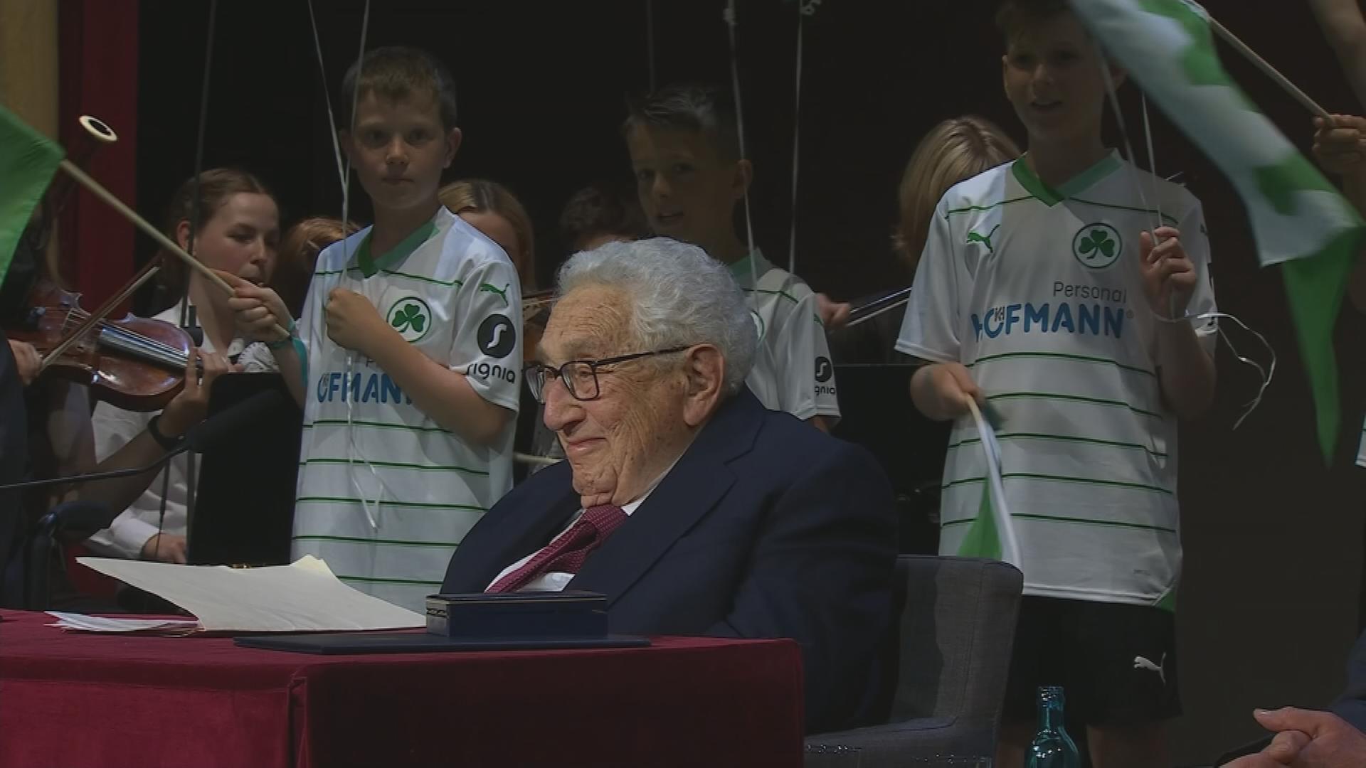 Auf dem Bild ist der verstorbene ehemalige US-Außenminister Henry Kissinger zu sehen.