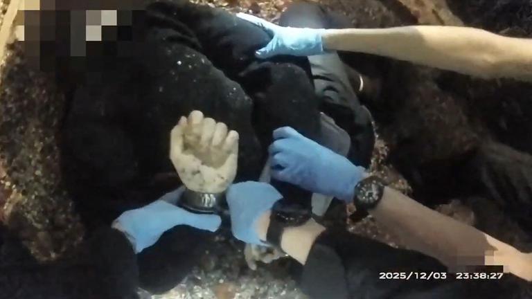 Dieser aus einem Bodycam-Video stammende Screenshot – aufgenommen am 3. Dezember 2025 und am 2. Juni 2026 von der Hampshire & Isle of Wight Constabulary an die AFP übermittelt – zeigt den 18-jährigen Studenten Henry Nowak, wie er kurz vor seinem Tod von der Polizei in Handschellen gelegt wird