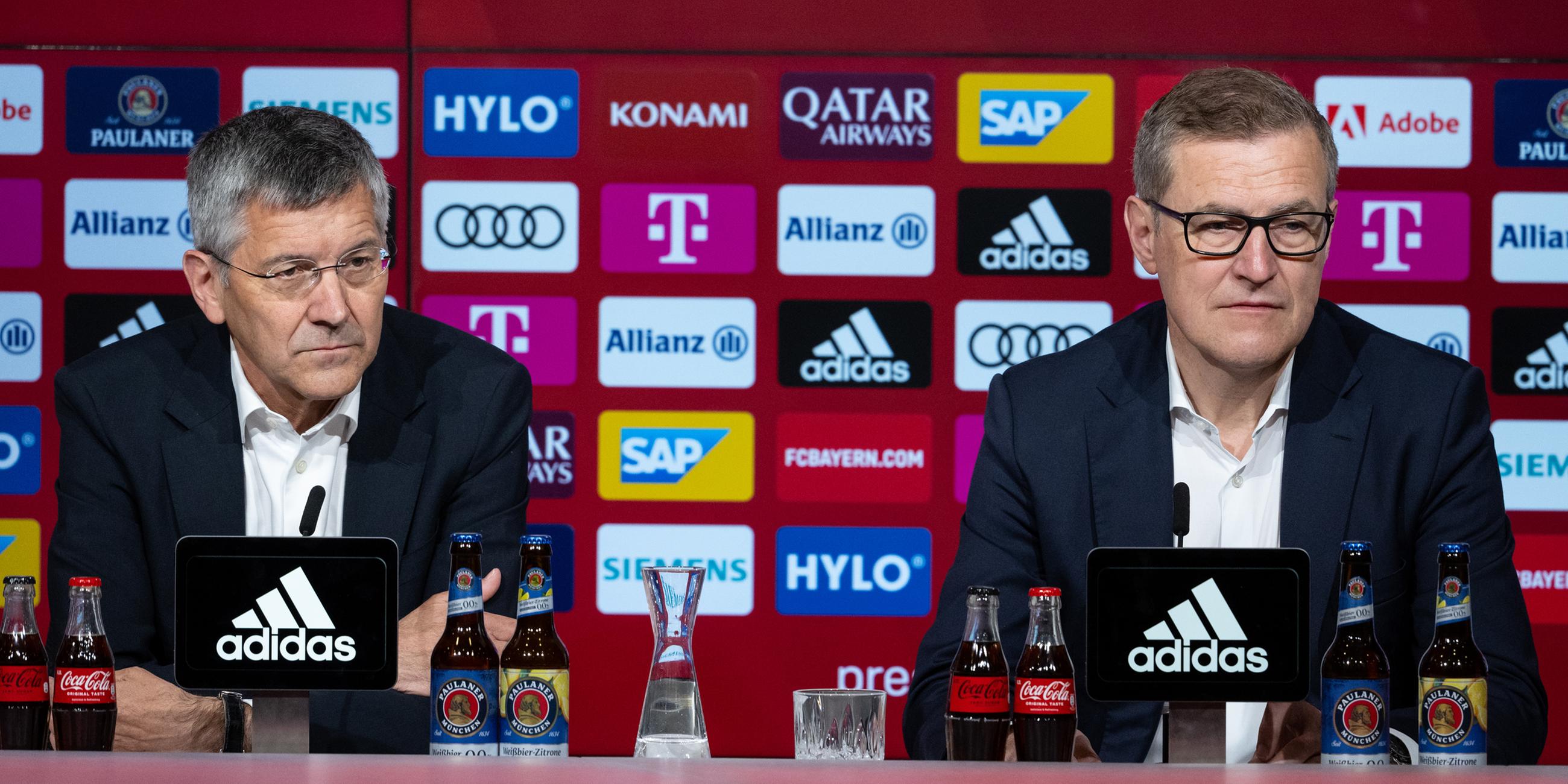 Herbert Hainer (l), Präsident von München, und Jan-Christian Dreesen, der designierte neue Vorstandsvorsitzende der FC Bayern München AG, nehmen in der Allianz Arena an einer Pressekonferenz teil. 