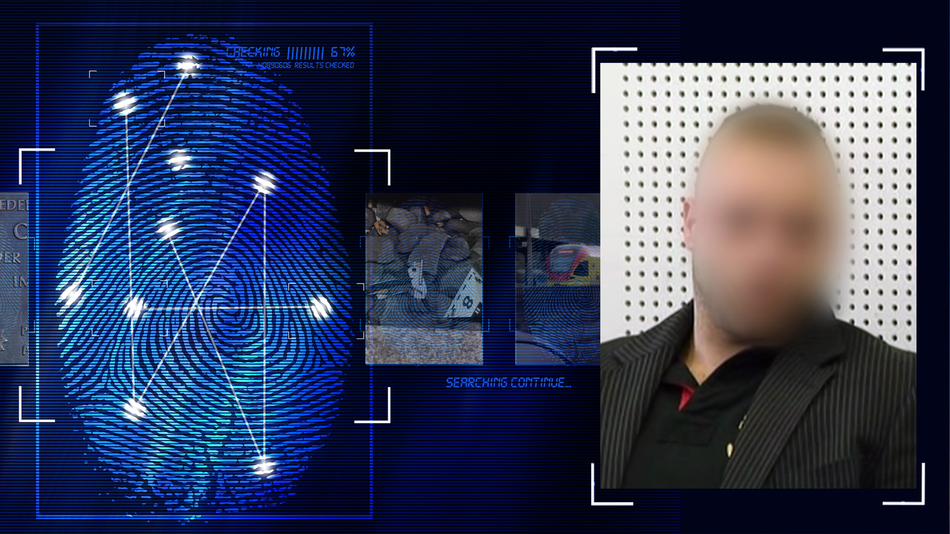 Angeklagter auf Anklagebank. Der mittelalte Mann trägt einen schwarzen Blazer. Er hat eine Halb-Glatze. Sein Gesicht wurde technisch verfremdet. Links daneben: Lichtschematische Darstellung eines Fingerabdrucks.